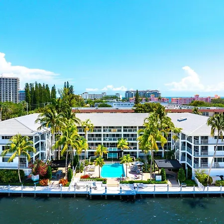 Boca Waterfront With Pool, Gym, Parking And Short Walk To The Beach